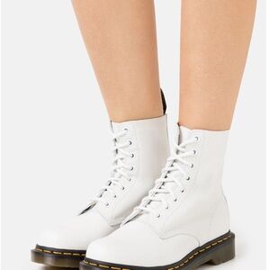 Doc Martens pascual white boots
Lace-up ankle boots new/ no box size 6